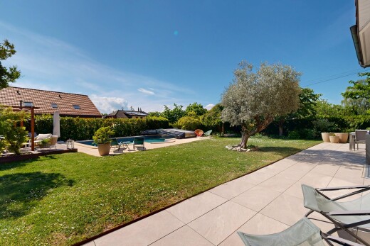 garten mit rasen, from property, terrasse, schwimmbad, und day time