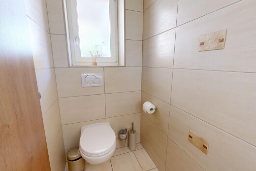 salle de bains avec inside property, sol en carrelage, tile floor, lumière naturelle, et natural light