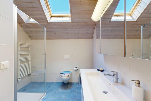 bad mit dachfenster, dachschräge, vaulted ceiling, fliesenwand, und tile wall