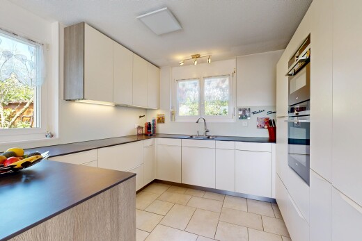 cuisine avec dark countertops, plans de travail, light floor, natural light, et lumière naturelle