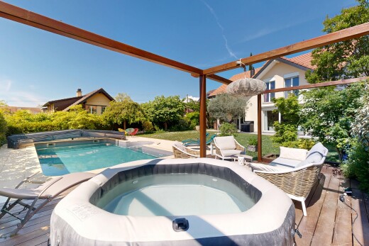 piscine avec from property, bain à remous, day time, piscine, et terrasse