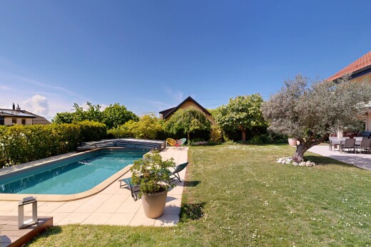 piscine avec terrasse, pelouse, from property, piscine, et day time