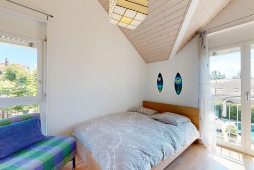 zimmer / schlafzimmer mit day time, inside property, wood ceiling, holzdecke, und natural light