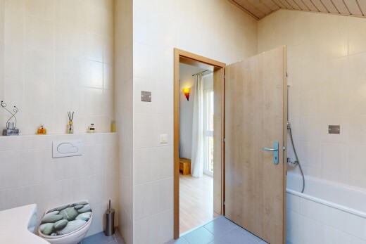 bad mit komplettes badezimmer, fliesenwand, tile wall, inside property, und fliesenboden
