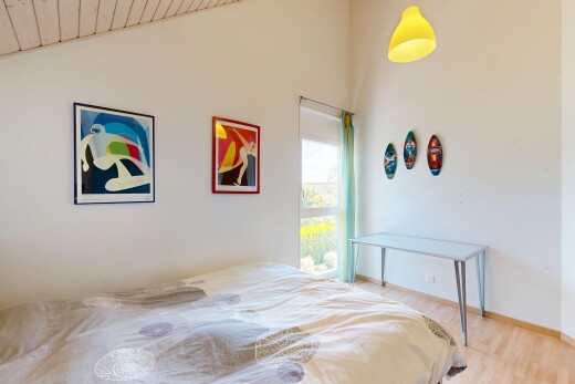 zimmer / schlafzimmer mit gipskartonwand, drywall, natürliches licht, natural light, und dachschräge