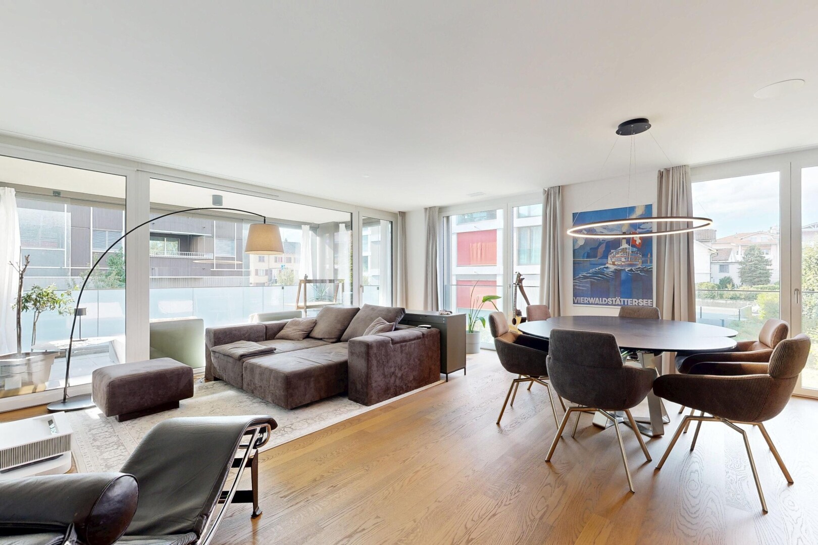 wohn- / esszimmer mit holzfußboden, wood finish floor, und inside property