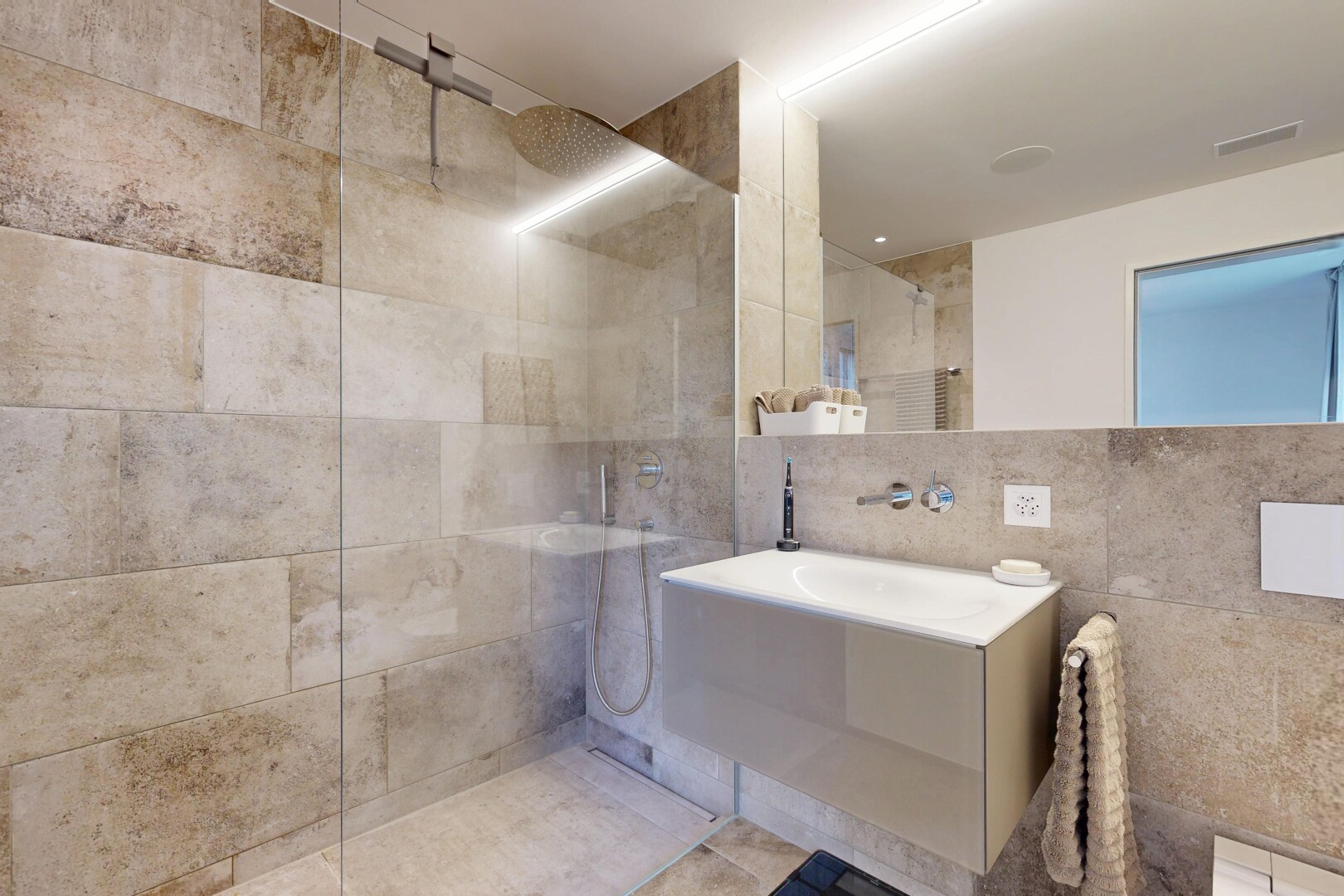 bad mit dusche, tile wall, fliesenwand, komplettes badezimmer, und schminktisch