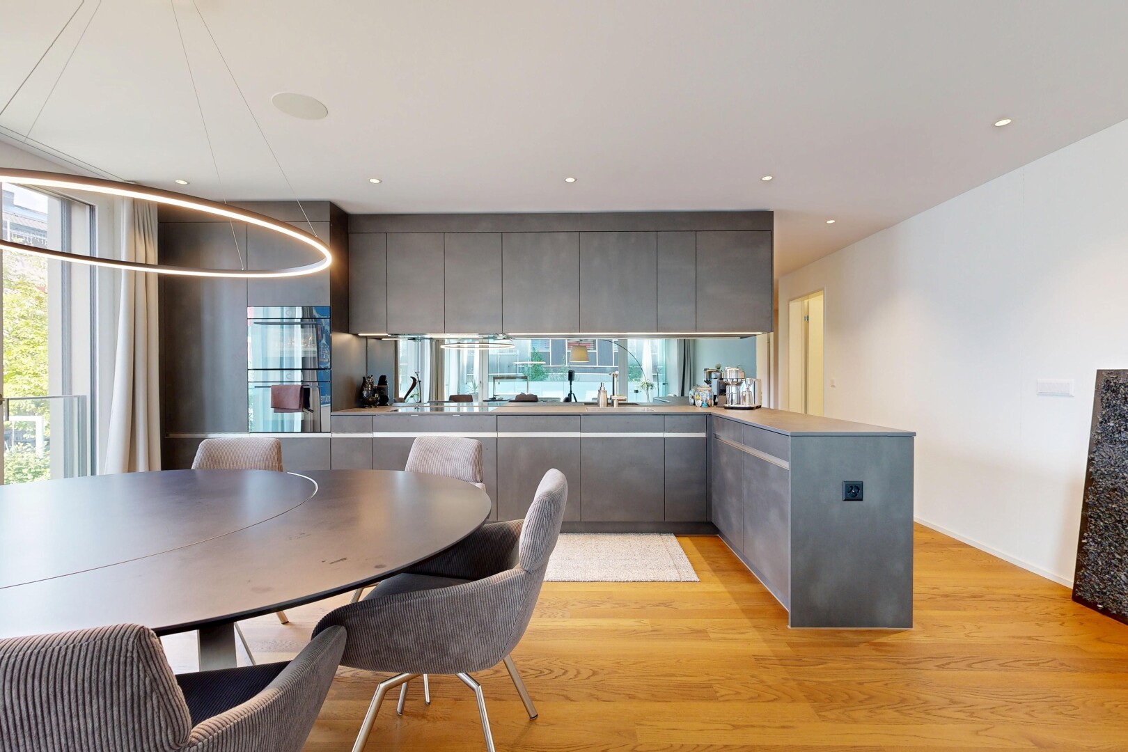 esszimmer mit wood finish floor, holzfußboden, light floor, drywall, und gipskartonwand