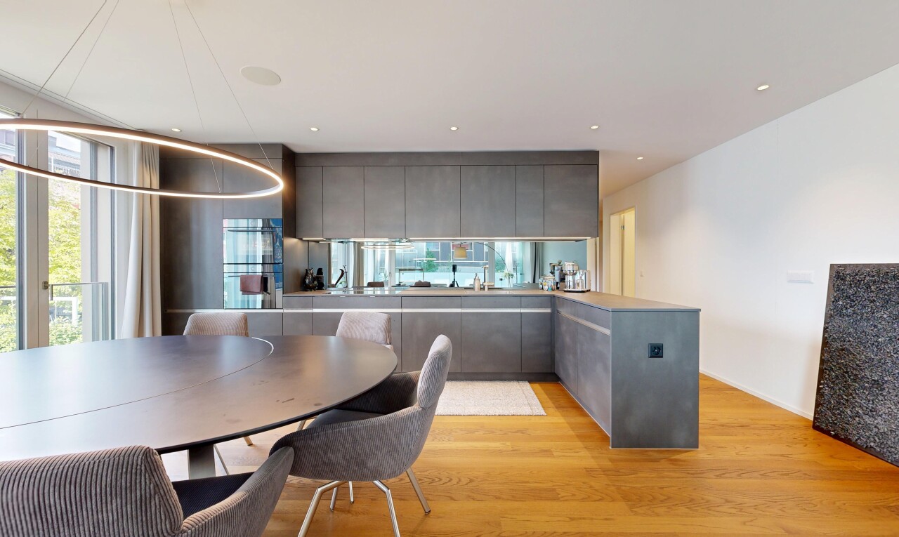 esszimmer mit wood finish floor, holzfußboden, light floor, drywall, und gipskartonwand