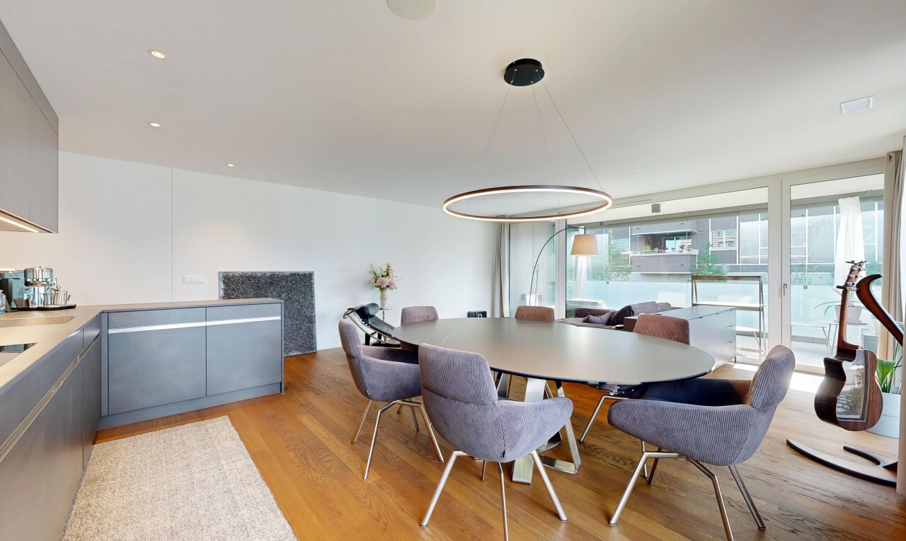 wohn- / esszimmer mit holzfußboden, wood finish floor, inside property, gipskartonwand, und drywall