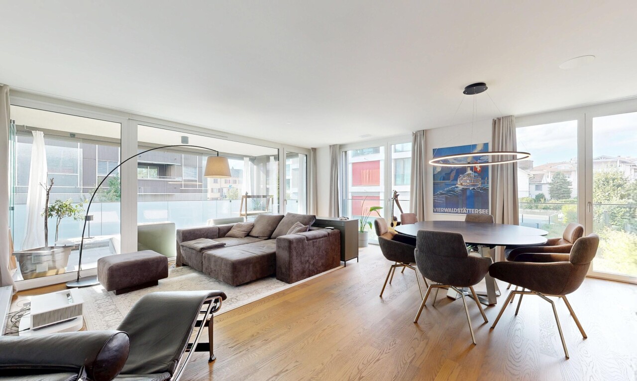 wohn- / esszimmer mit holzfußboden, wood finish floor, und inside property