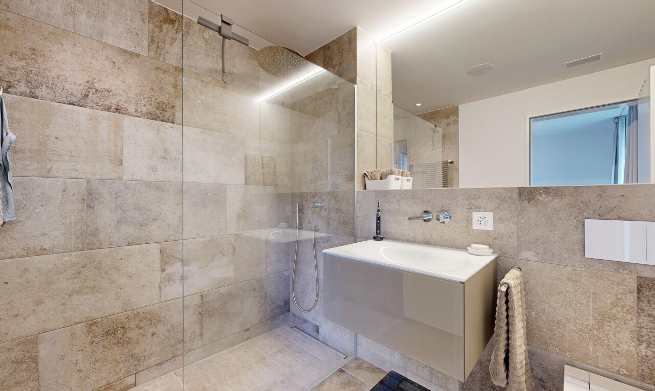 bad mit dusche, tile wall, fliesenwand, komplettes badezimmer, und schminktisch