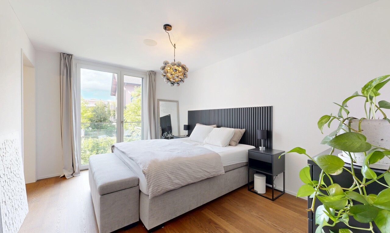zimmer / schlafzimmer mit holzfußboden, wood finish floor, gipskartonwand, drywall, und inside property