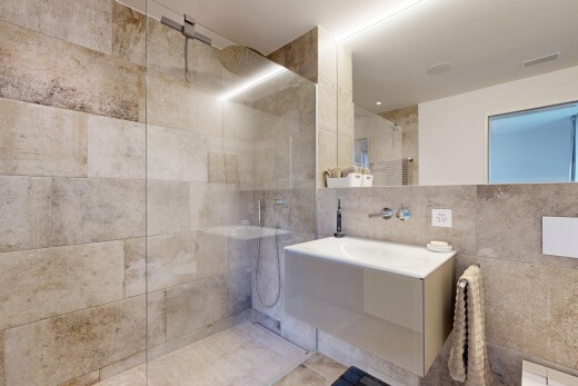 salle de bains avec douche, tile wall, mur en carrelage, salle de bain complète, et lavabo (ou coiffeuse selon le contexte)