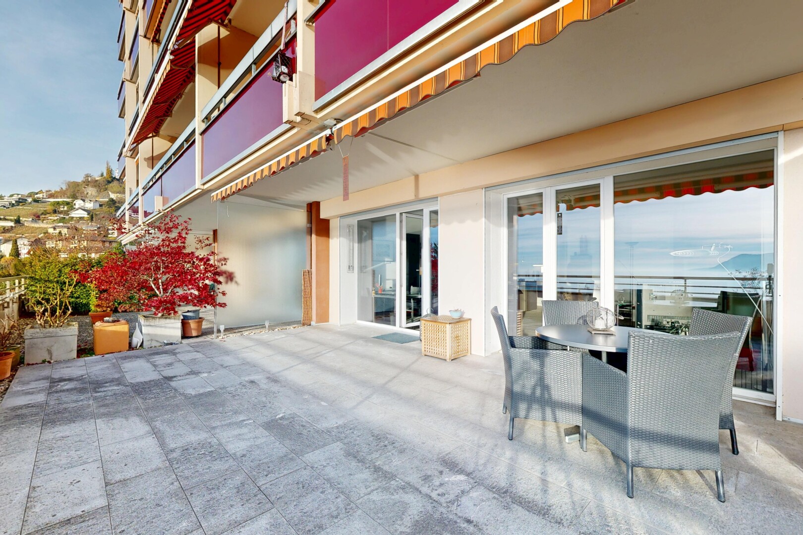 terrasse avec auvent, property visible, terrasse, day time, et coin repas extérieur
