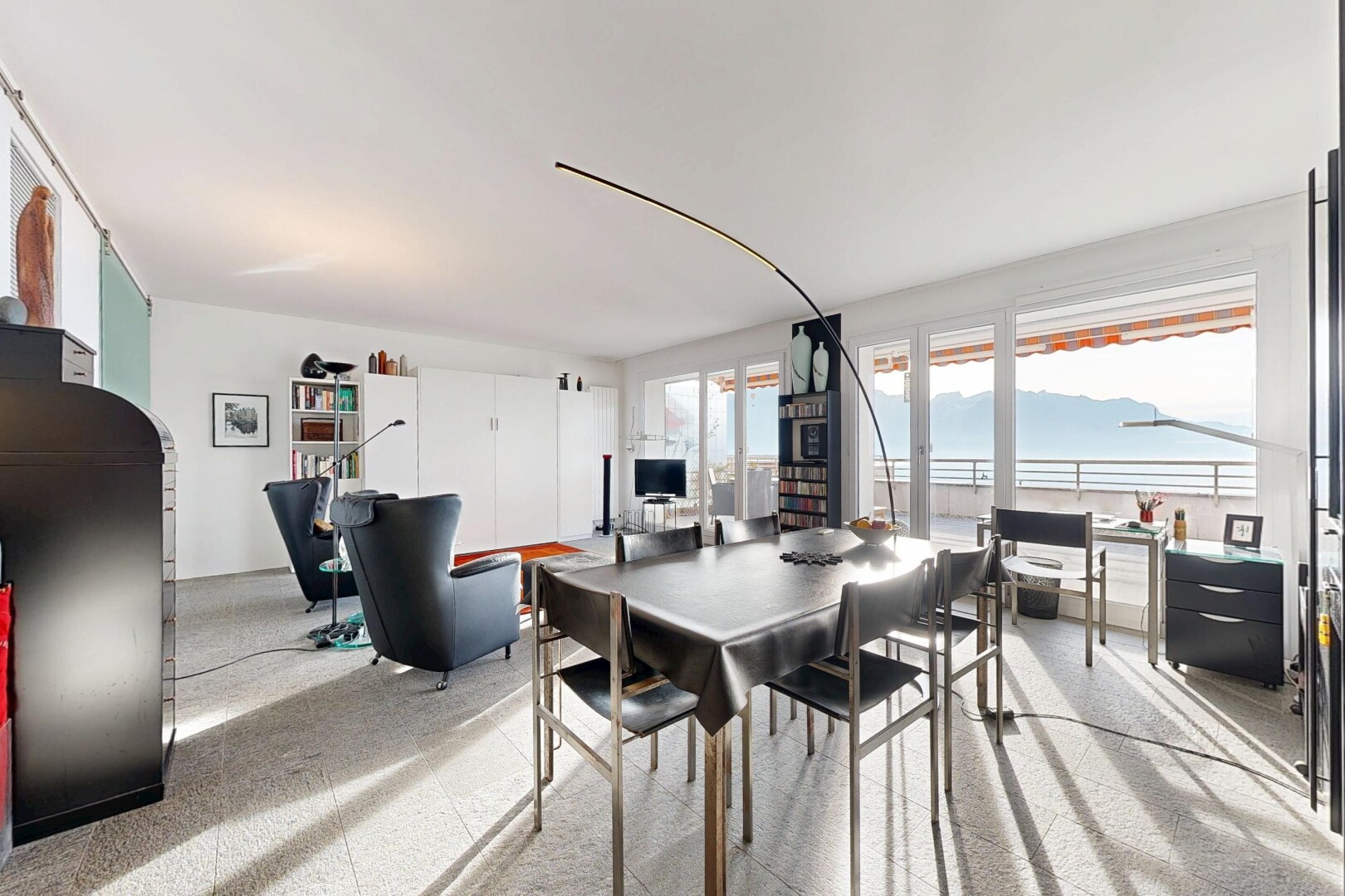 salle à manger avec natural light, lumière naturelle, drywall, cloison sèche, et inside property