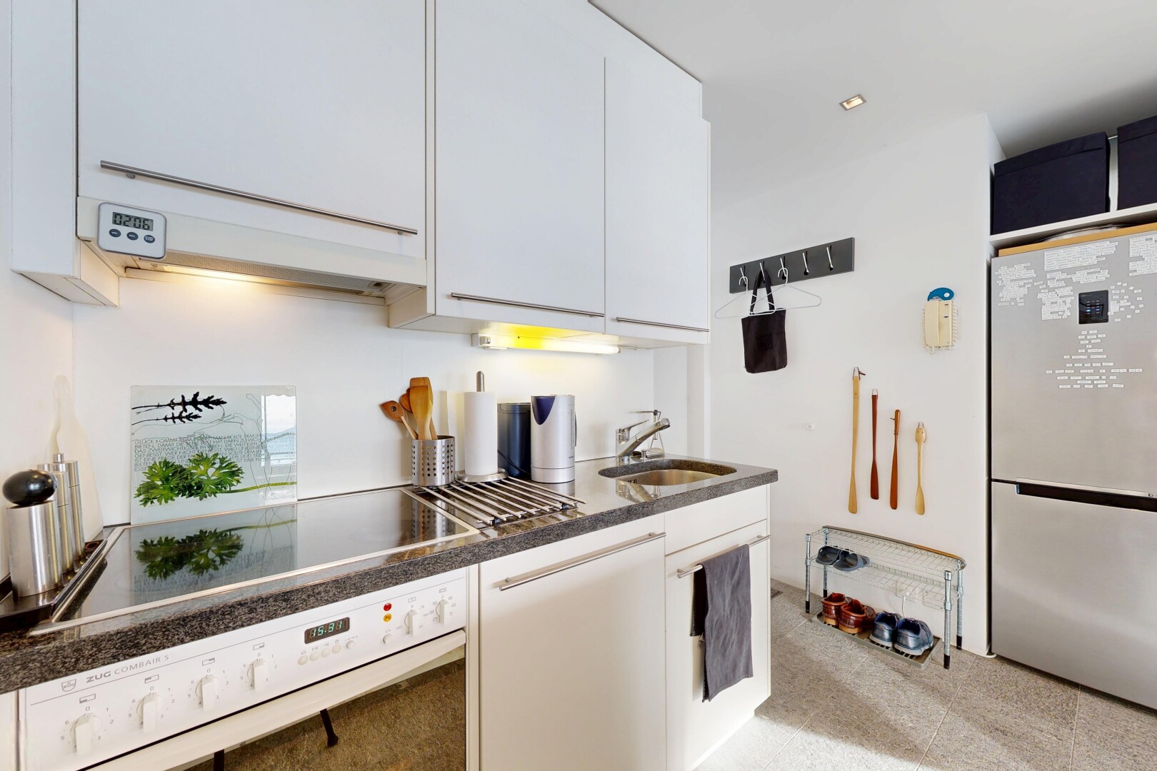 cuisine avec four, réfrigérateur, plaque de cuisson, inside property, et moquette