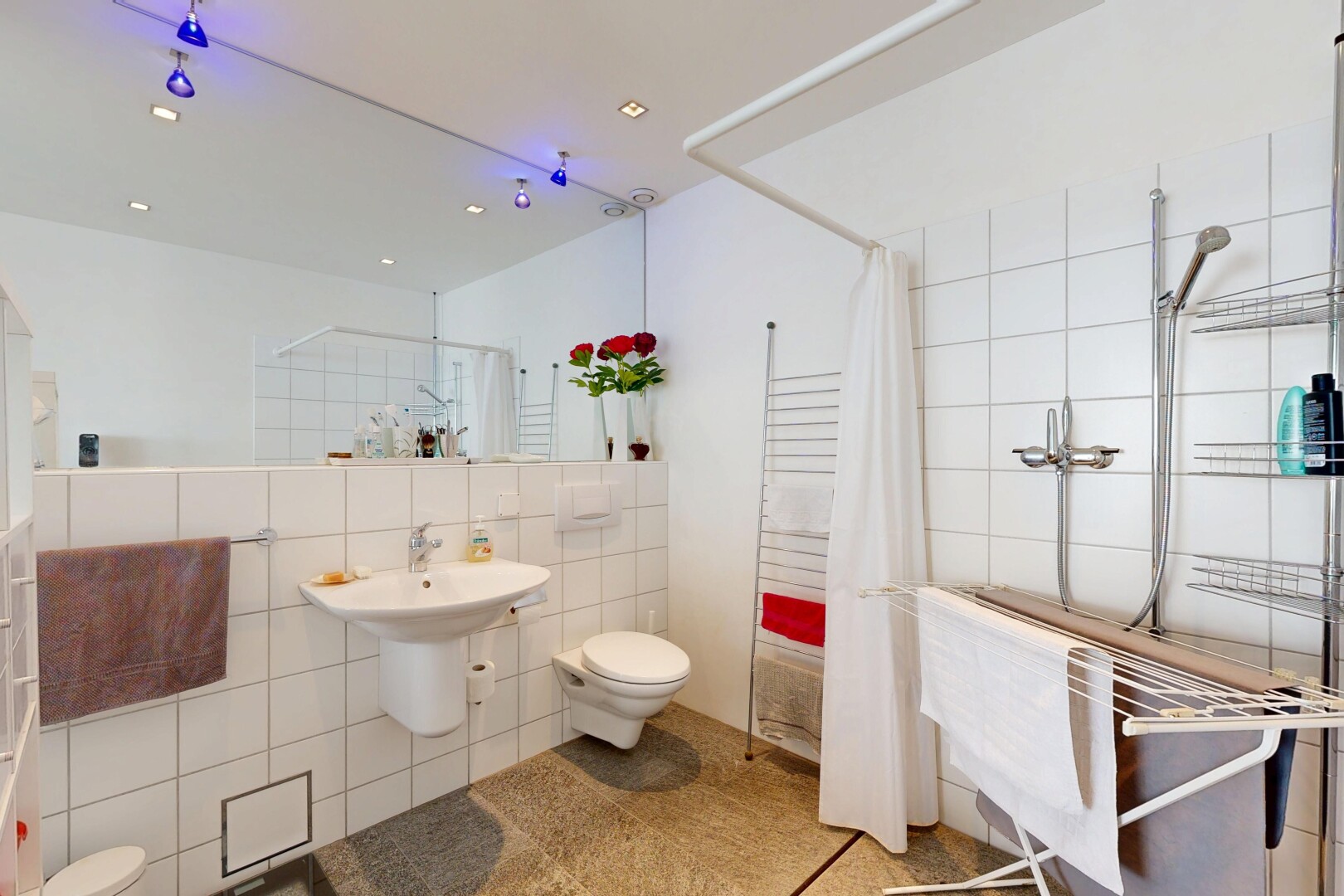 salle de bains avec mur en carrelage, tile wall, salle de bain complète, douche, et inside property