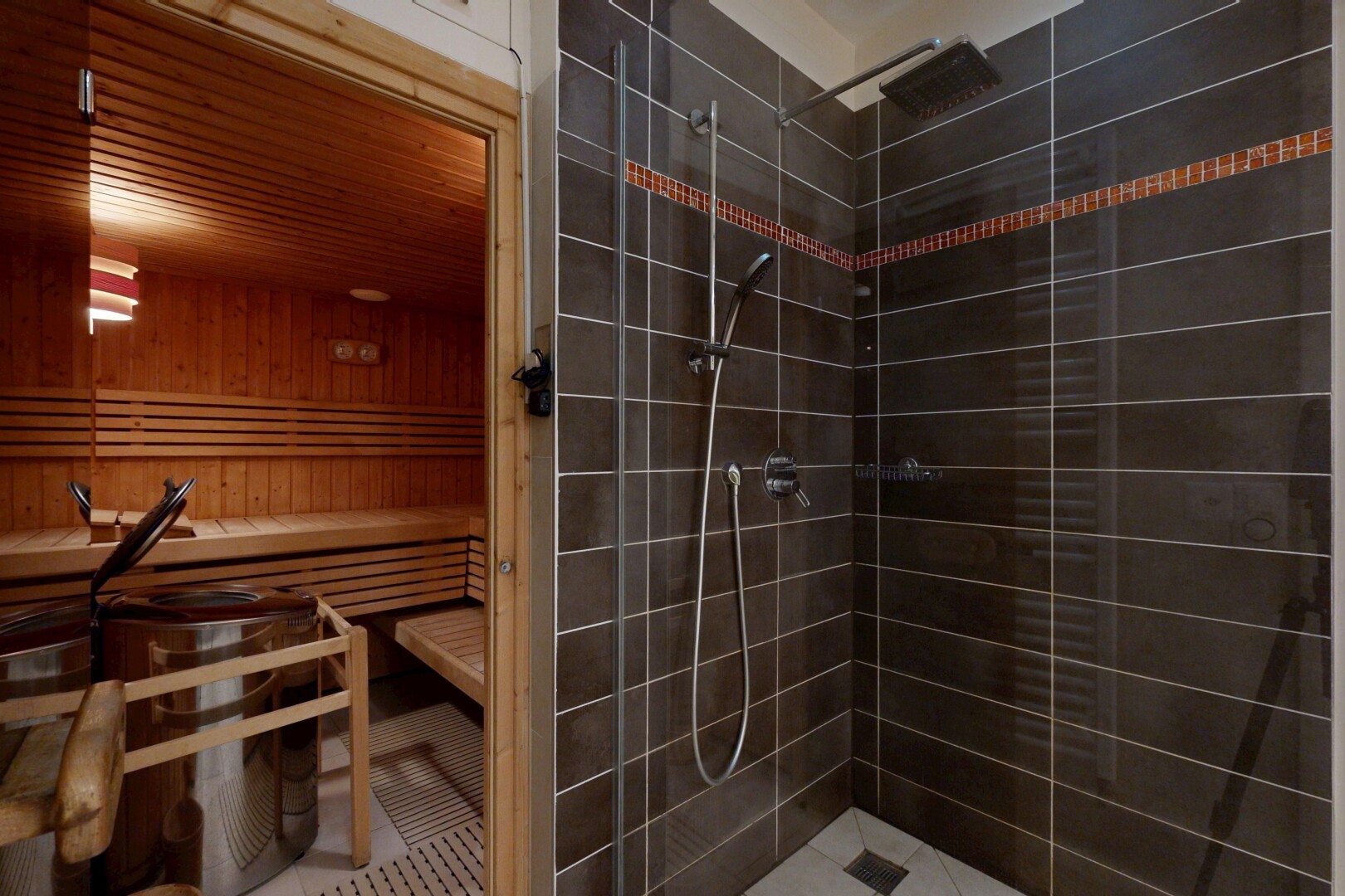 salle de bains avec douche, salle de bain complète, inside community, et sauna