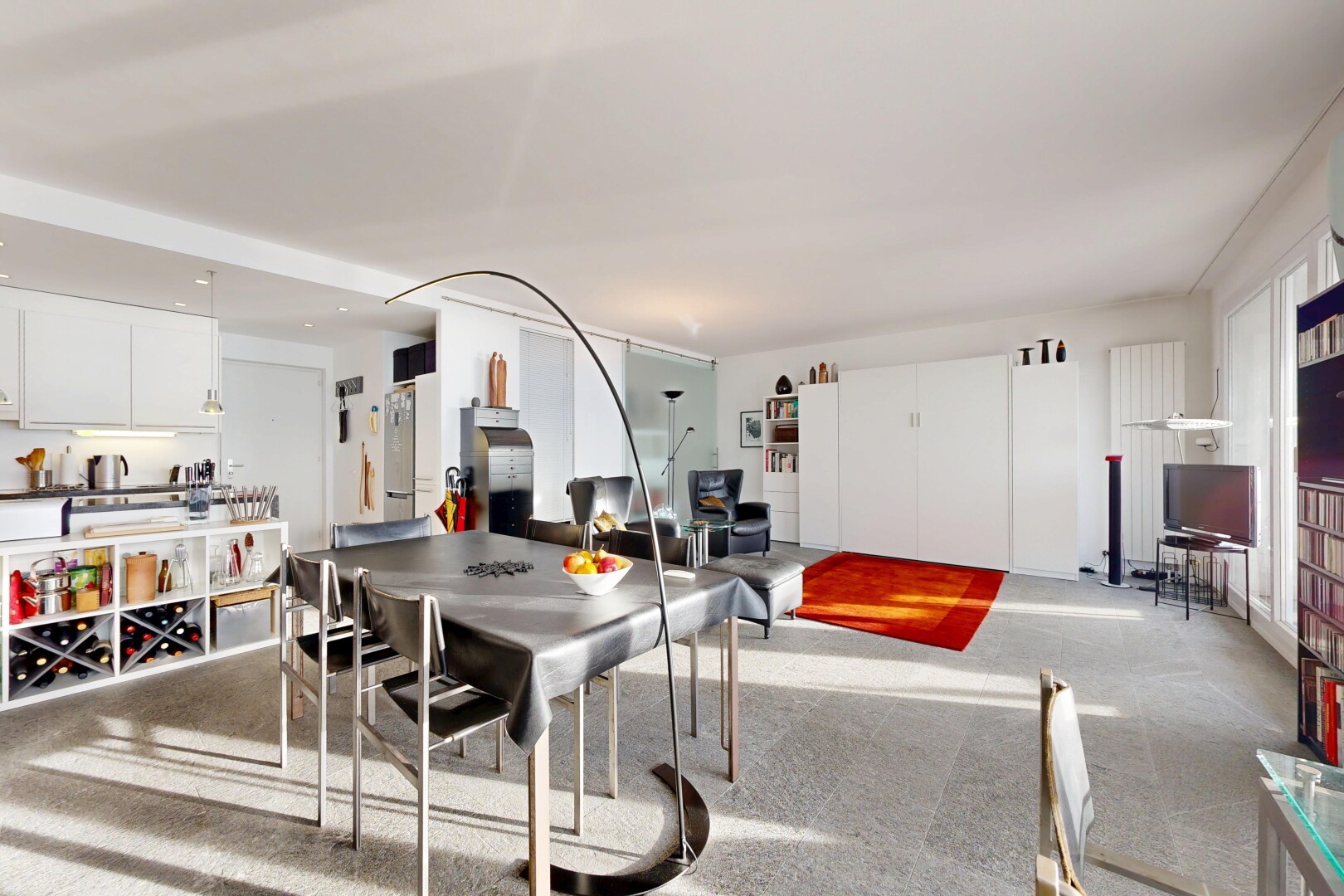 salon / salle à manger avec inside property, télévision, drywall, cloison sèche, et carpet