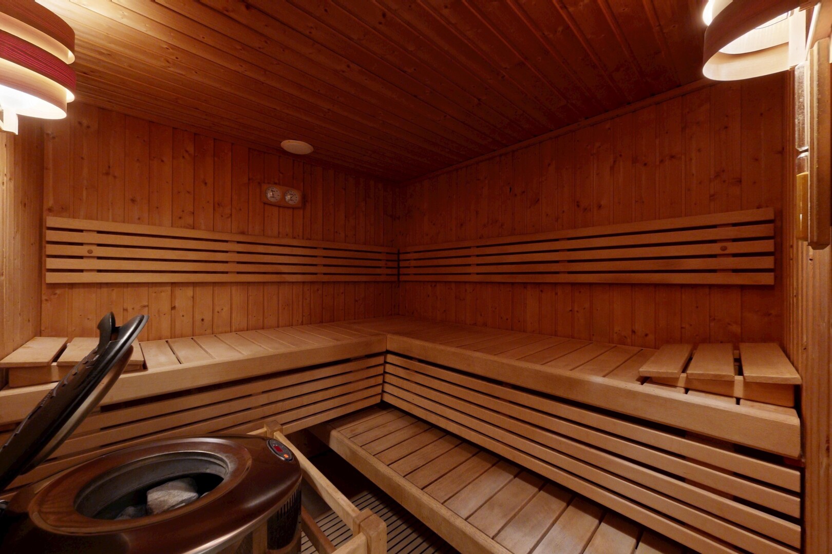 détails avec power working, sauna, appliance, ceiling, et wood ceiling