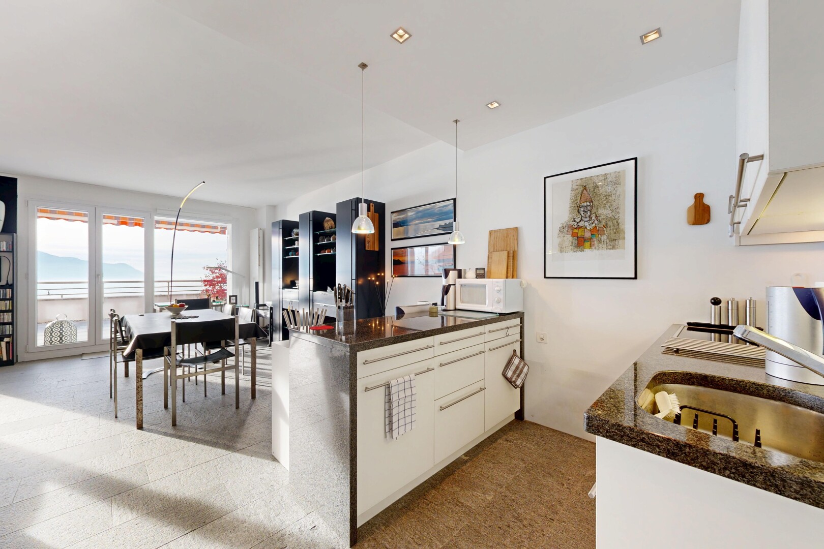 cuisine avec natural light, lumière naturelle, inside property, drywall, et cloison sèche