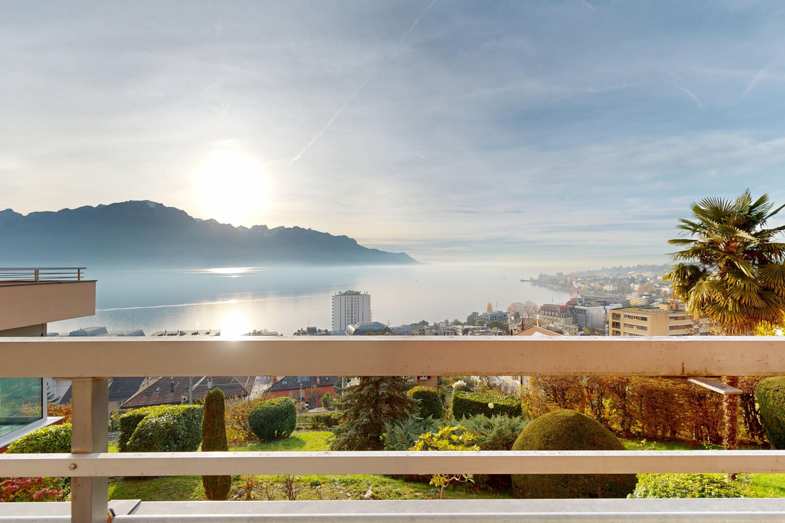 vue sur la montagne avec from property, vue sur l'eau, water view, vue sur la ville, et city view