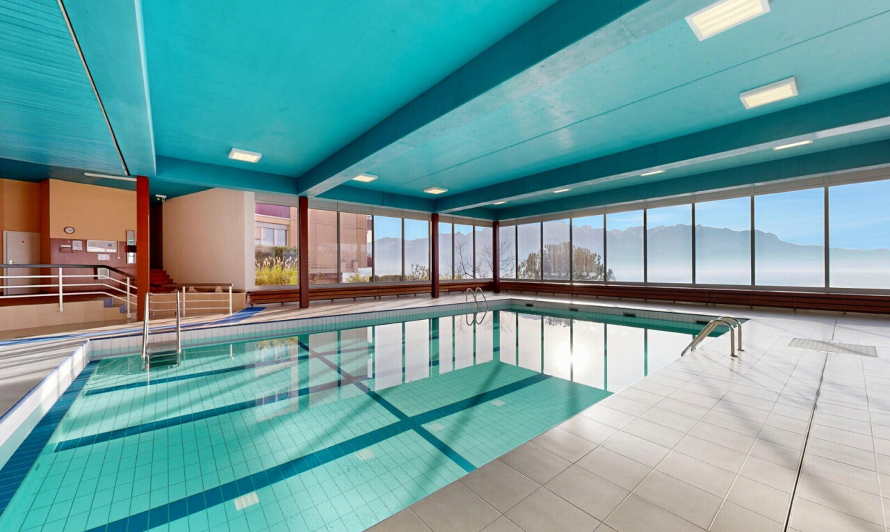 piscine avec piscine, vue sur la montagne, mountain view, day time, et rampe