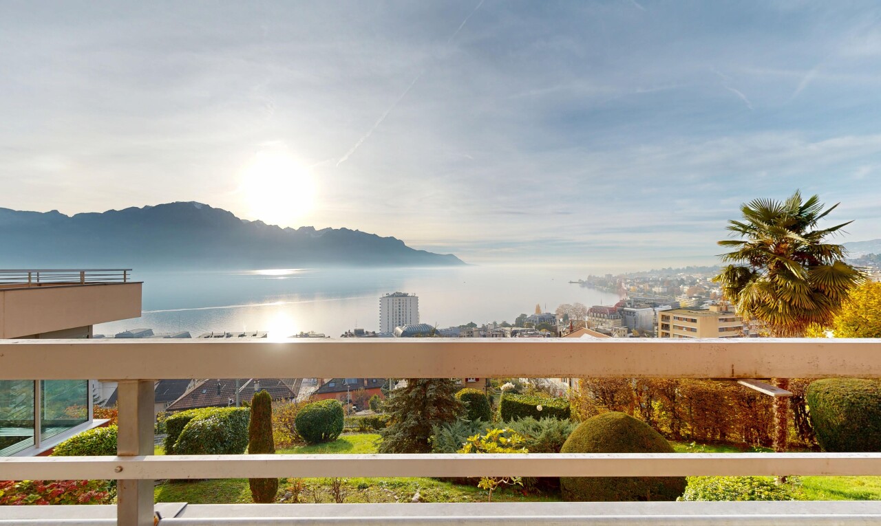 vue sur la montagne avec from property, vue sur l'eau, water view, vue sur la ville, et city view