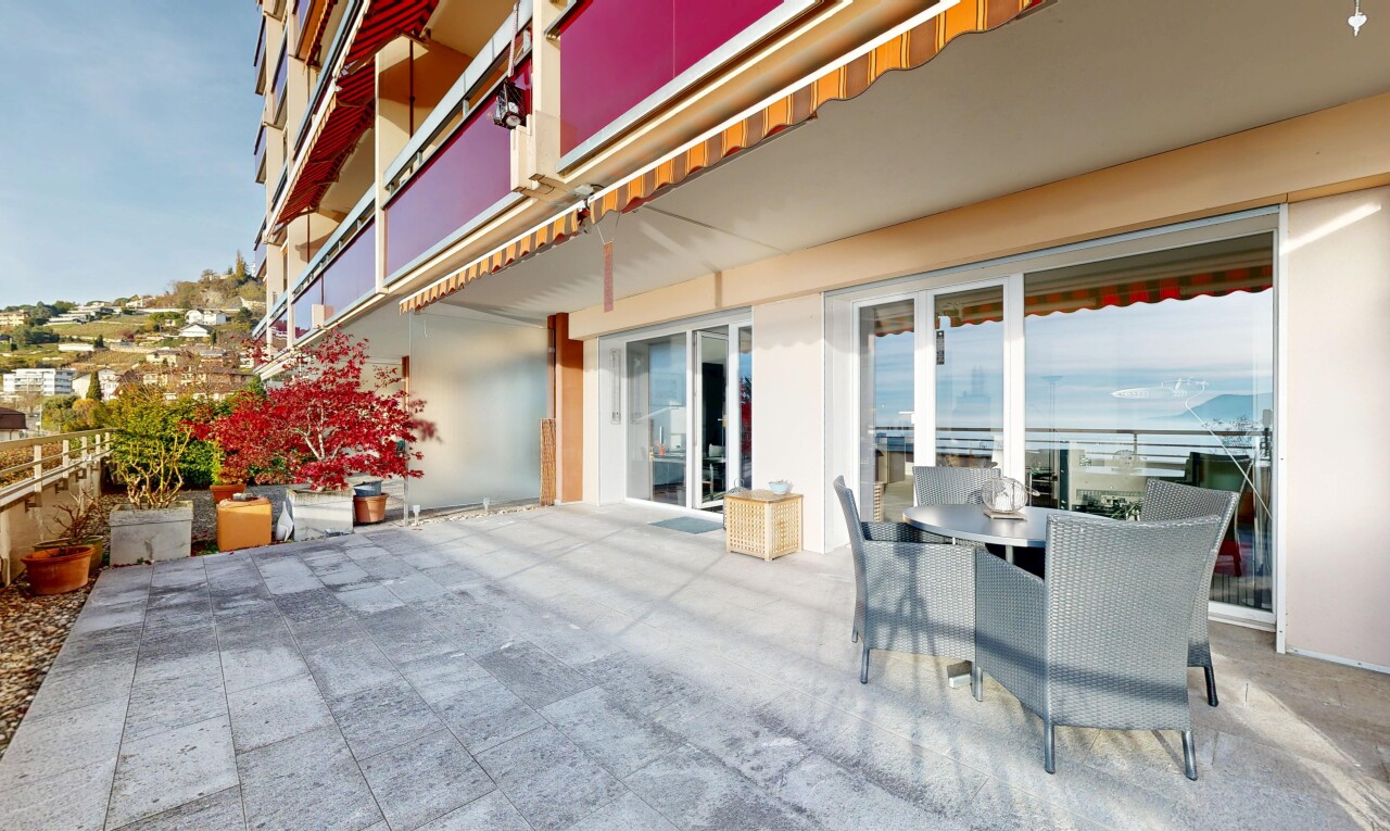 terrasse avec auvent, property visible, terrasse, day time, et coin repas extérieur