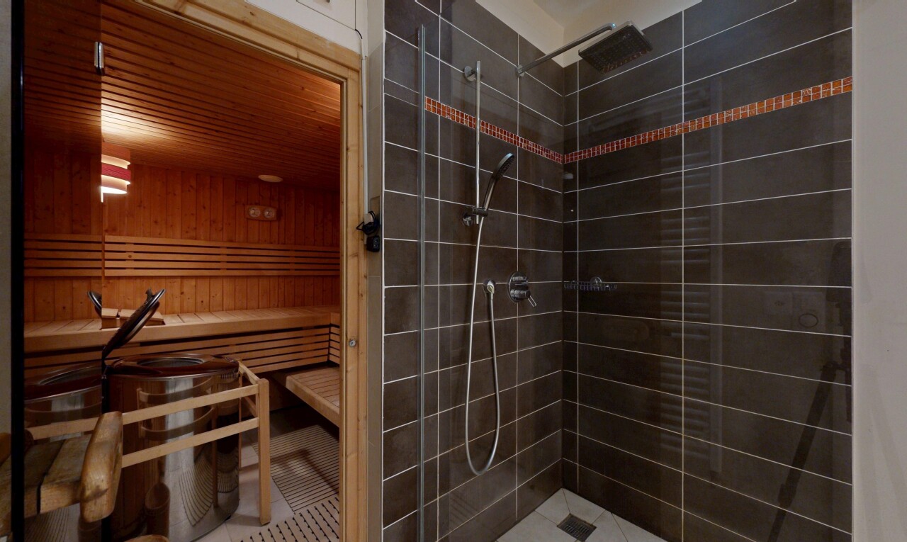 salle de bains avec douche, salle de bain complète, inside community, et sauna