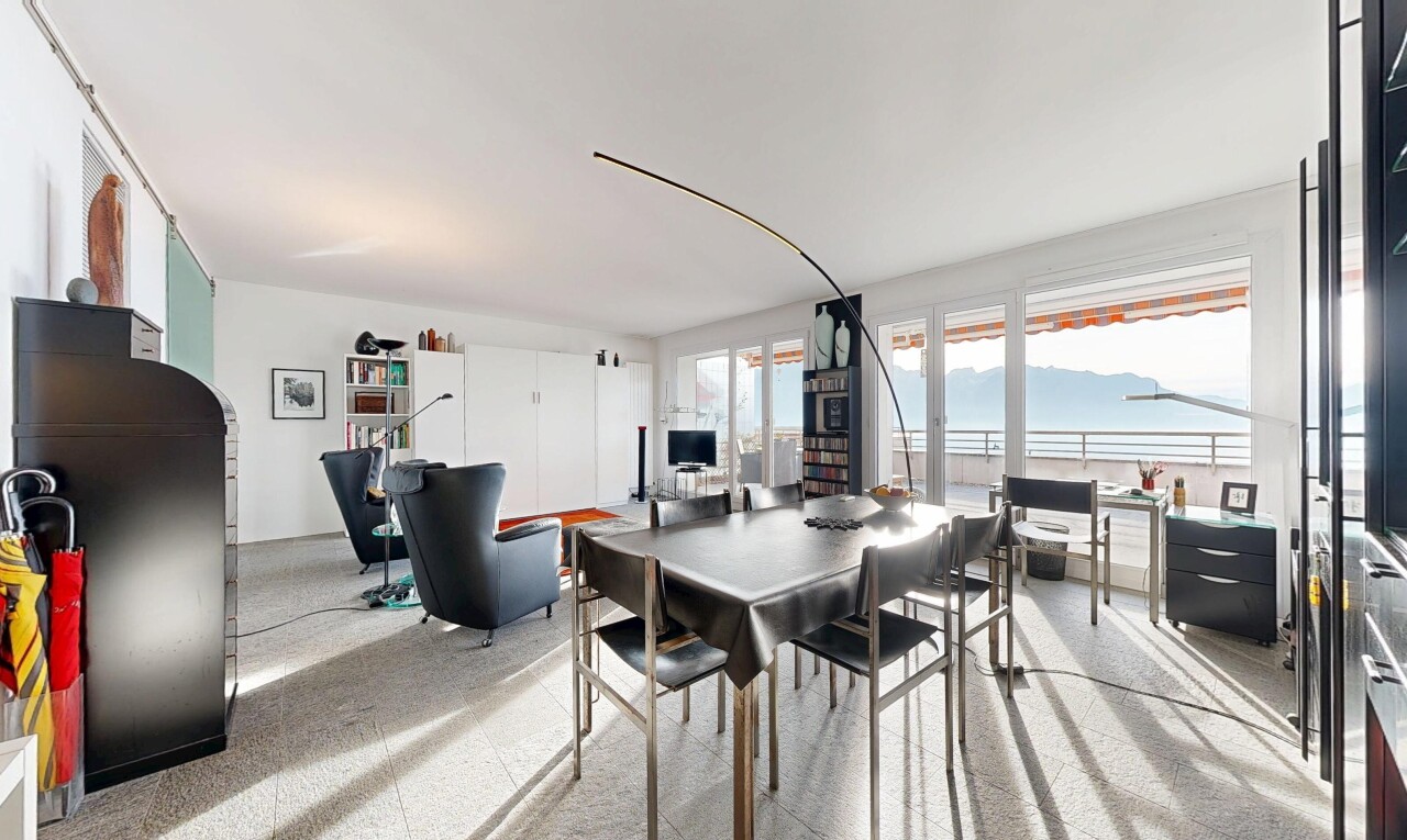 salle à manger avec natural light, lumière naturelle, drywall, cloison sèche, et inside property