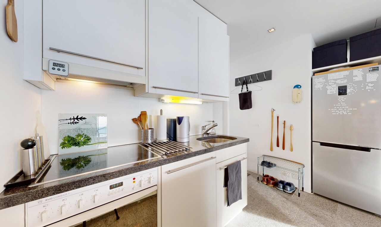 cuisine avec four, réfrigérateur, plaque de cuisson, inside property, et moquette
