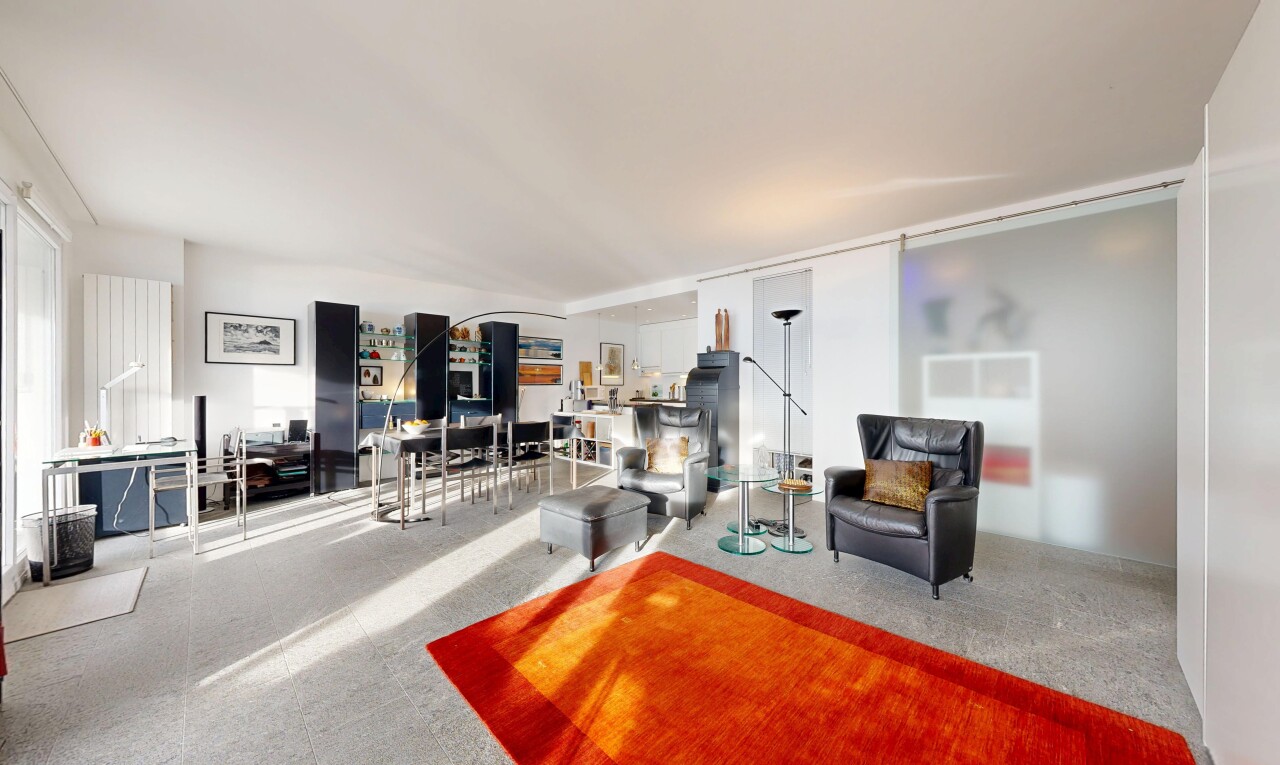 salon avec inside property, cloison sèche, drywall, moquette, et carpet