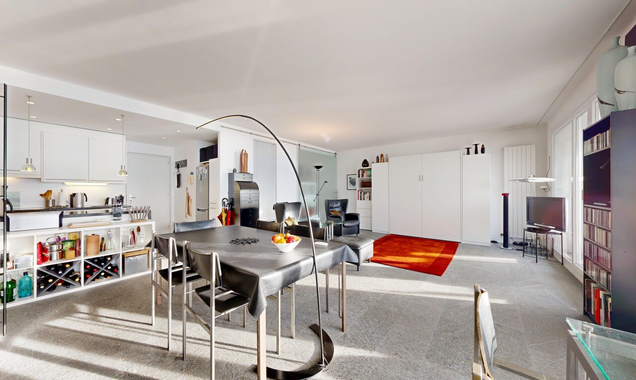 salon / salle à manger avec inside property, télévision, drywall, cloison sèche, et carpet