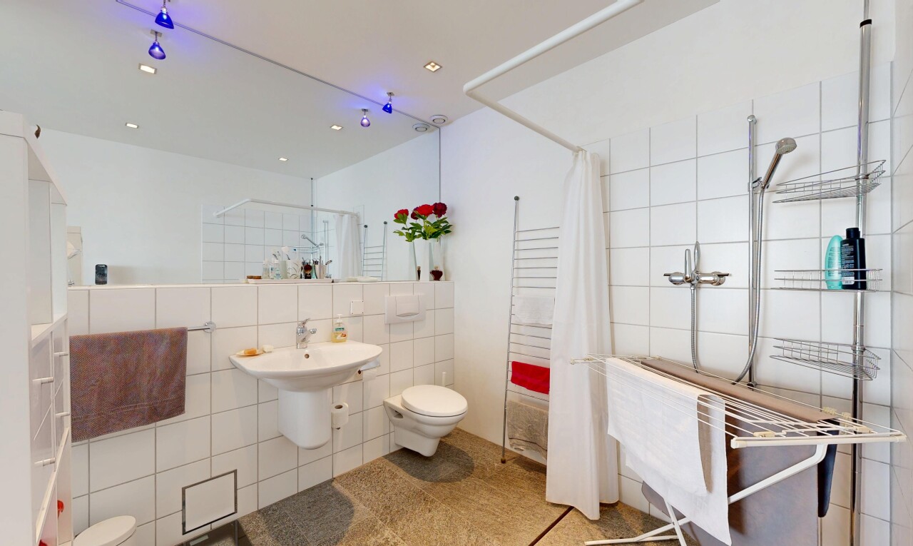 salle de bains avec mur en carrelage, tile wall, salle de bain complète, douche, et inside property