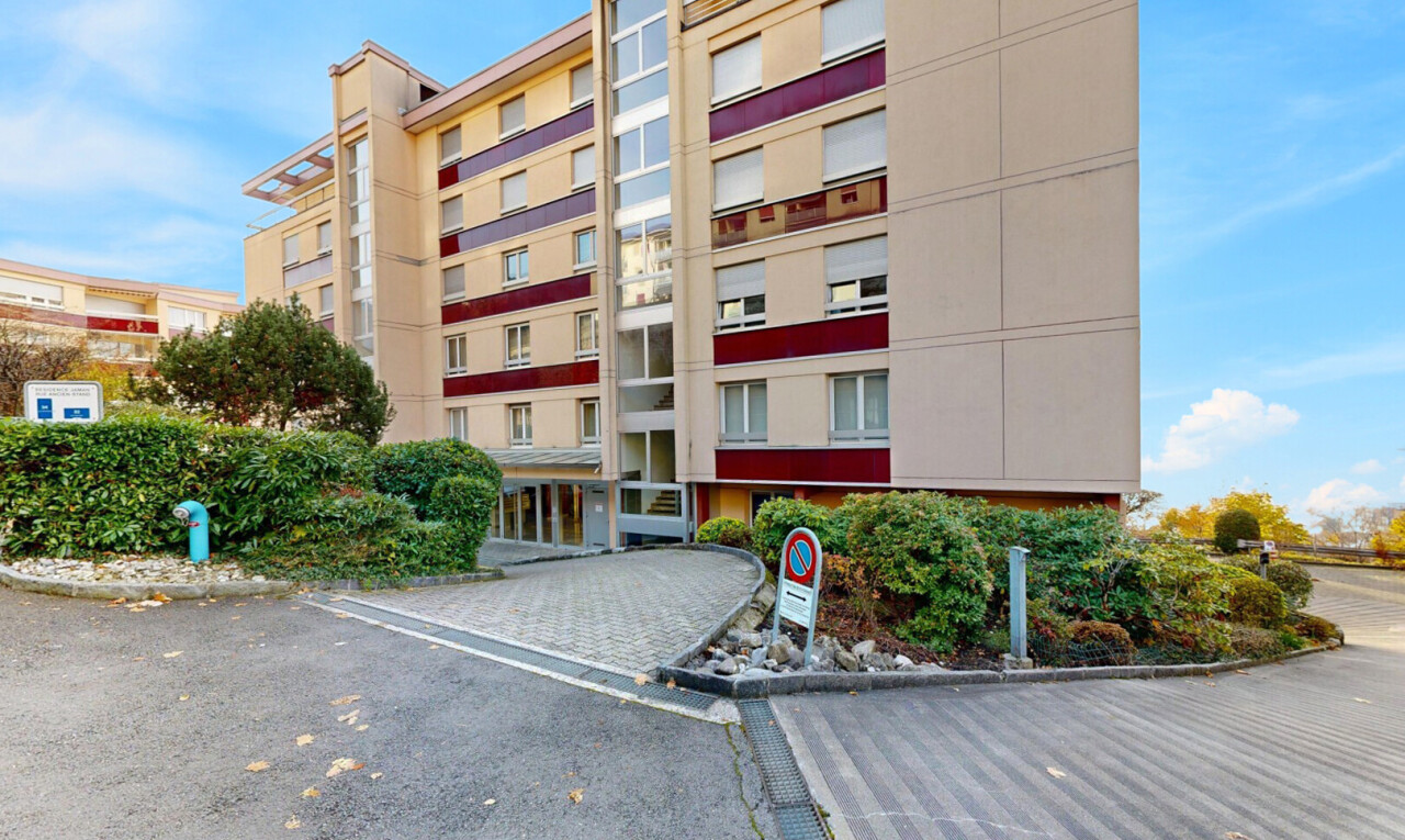 extérieur du bâtiment avec day time, vue sur le complexe d'appartements, et apartment complex view