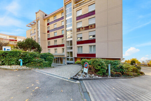 extérieur du bâtiment avec day time, vue sur le complexe d'appartements, et apartment complex view