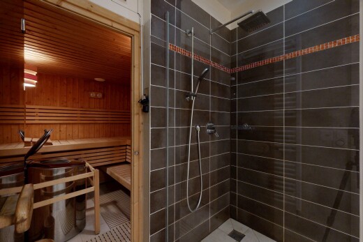 salle de bains avec douche, salle de bain complète, inside community, et sauna