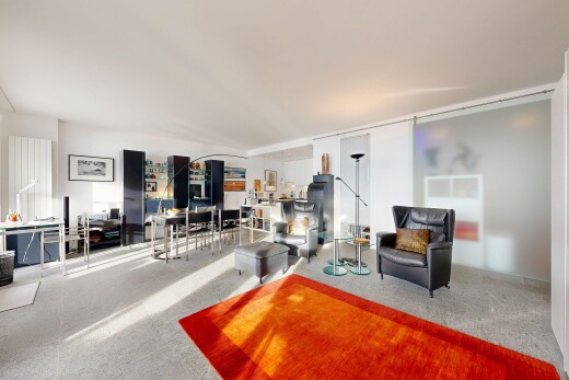 salon avec inside property, cloison sèche, drywall, moquette, et carpet