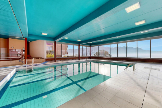 piscine avec piscine, vue sur la montagne, mountain view, day time, et rampe