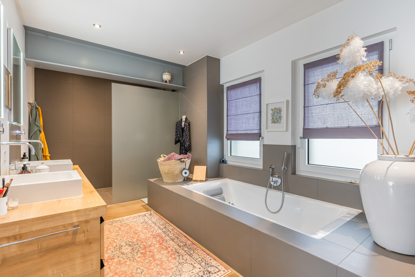 salle de bains avec bain, salle de bain complète, double vasque, light floor, et lumière naturelle