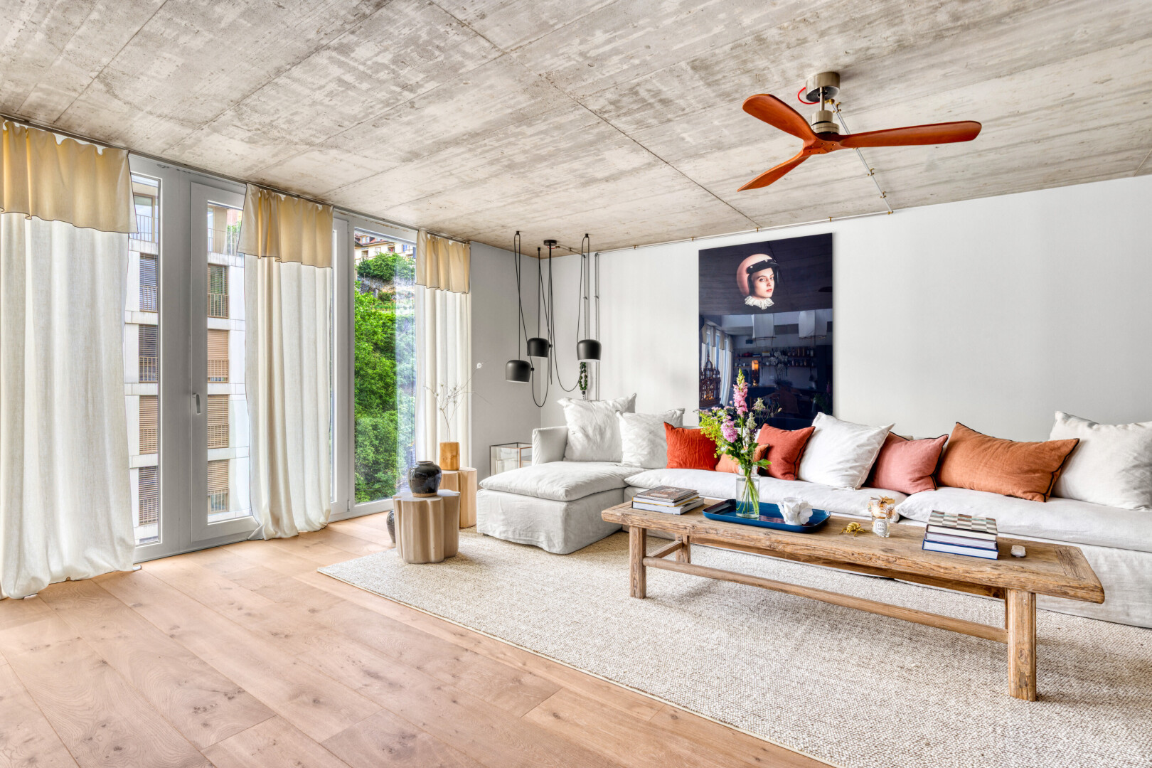 salon avec wood finish floor, sol en finition bois, natural light, lumière naturelle, et inside property
