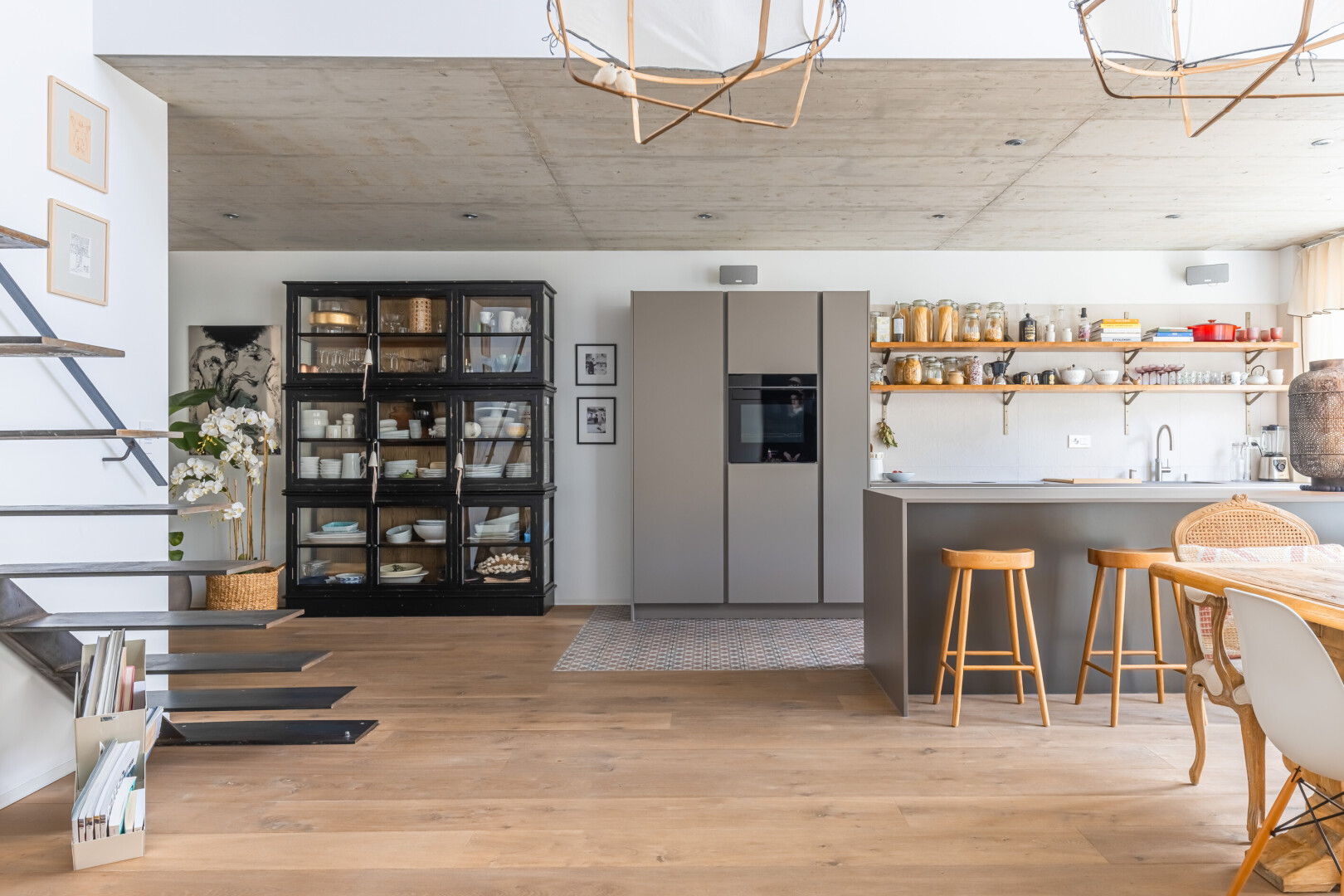 cuisine avec sol en finition bois, wood finish floor, inside property, étagères ouvertes, et open shelves