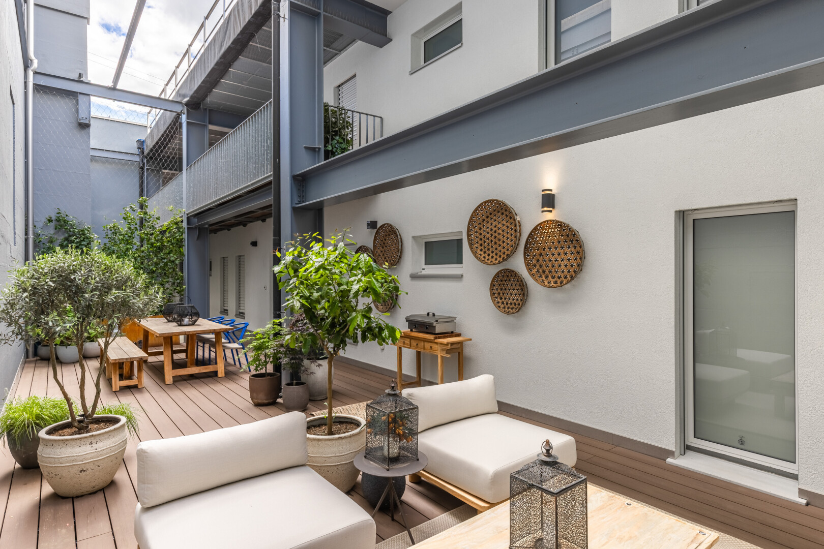 terrasse avec balcon, terrasse, espace de vie extérieur, et coin repas extérieur