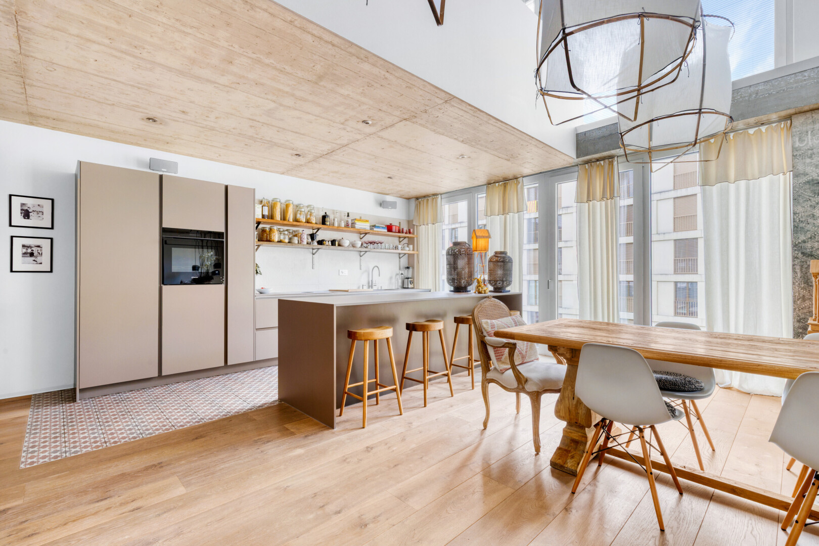 cuisine avec étagères ouvertes, open shelves, inside property, plans de travail, et light countertops