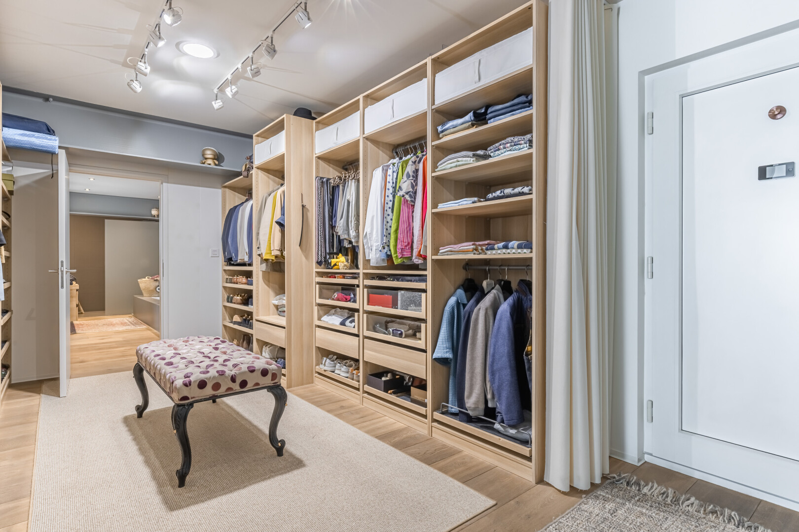 dressing avec wood finish floor, sol en finition bois, et light floor