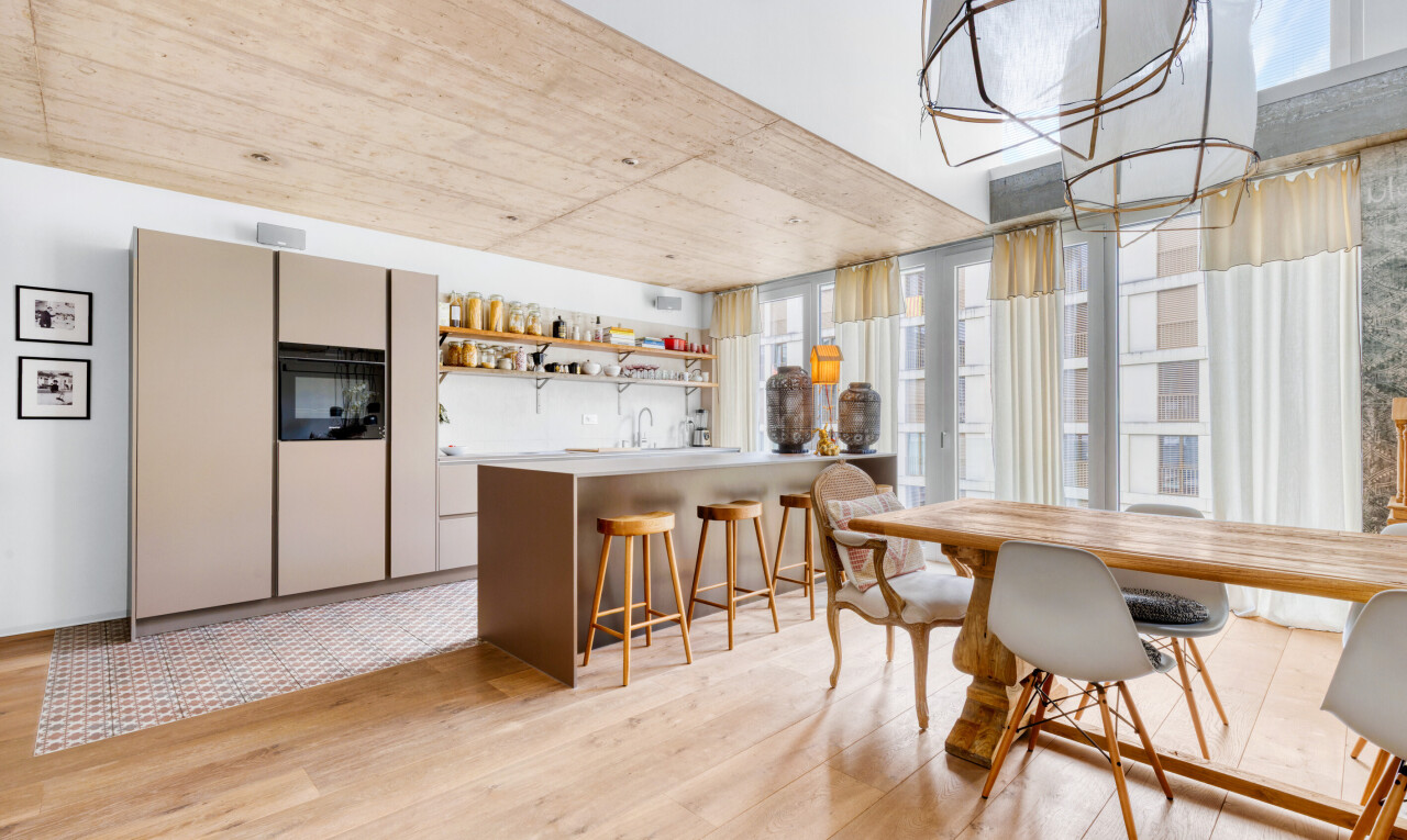 küche mit offene regale, open shelves, inside property, arbeitsplatten, und light countertops