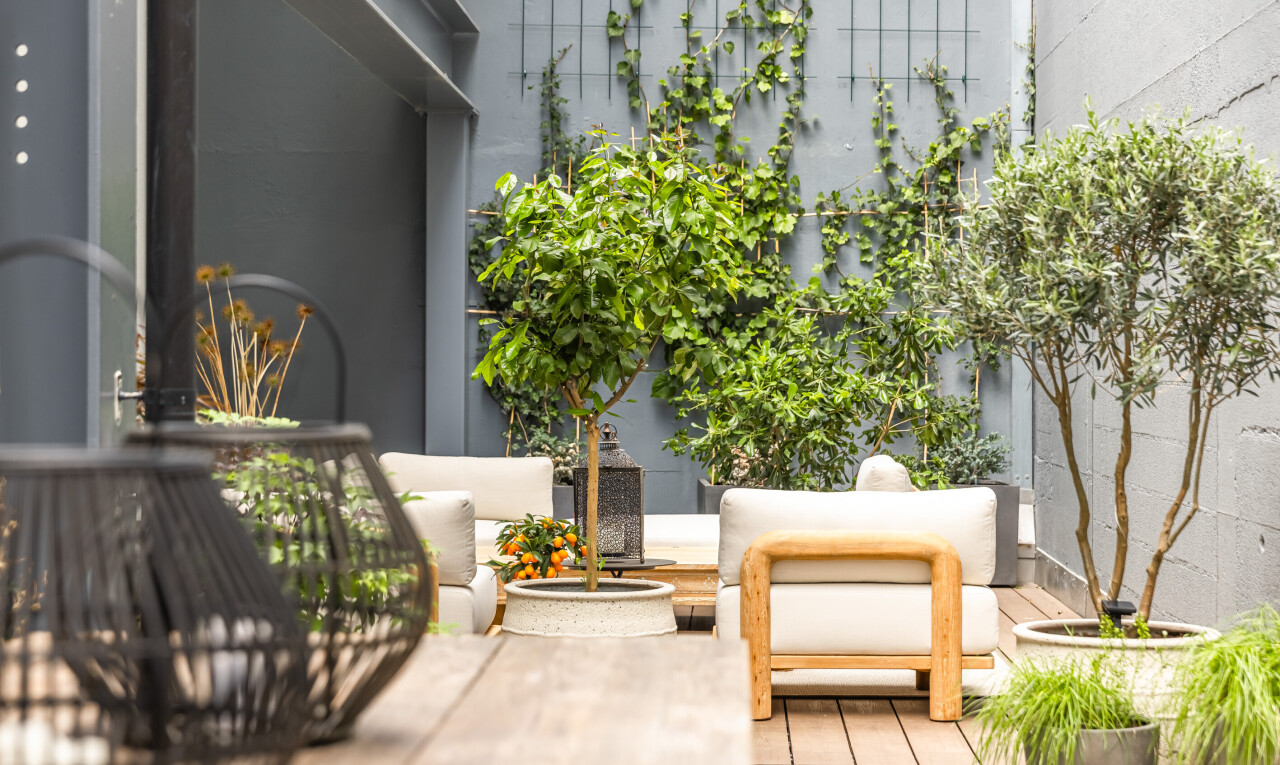 terrasse avec espace de vie extérieur et from property
