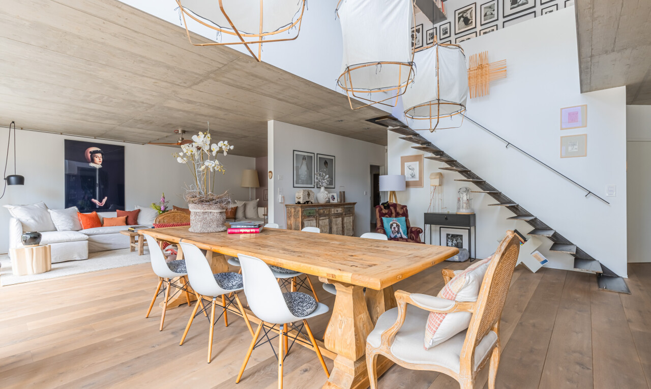 esszimmer mit holzfußboden, wood finish floor, inside property, bemerkenswerter kronleuchter, und gipskartonwand